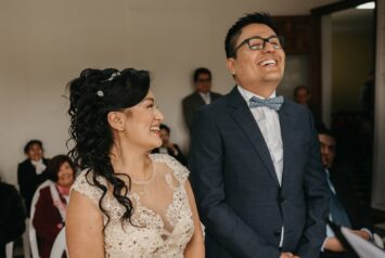 Novios felices en boda civil